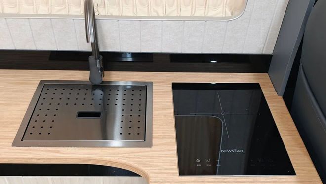 1月28亮相成都房车展全时四驱三把锁开元棋牌app这才是能越野的露营车1(图5)